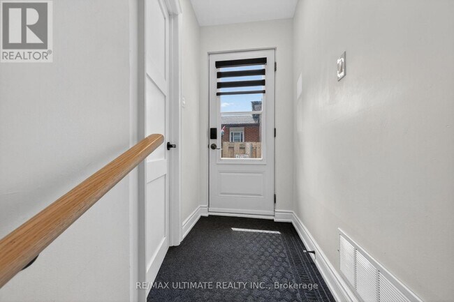 Photo - 818 Krosno Blvd