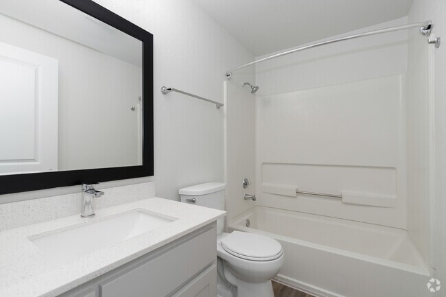 2BR, 2BA - 922SF - Primary Bathroom