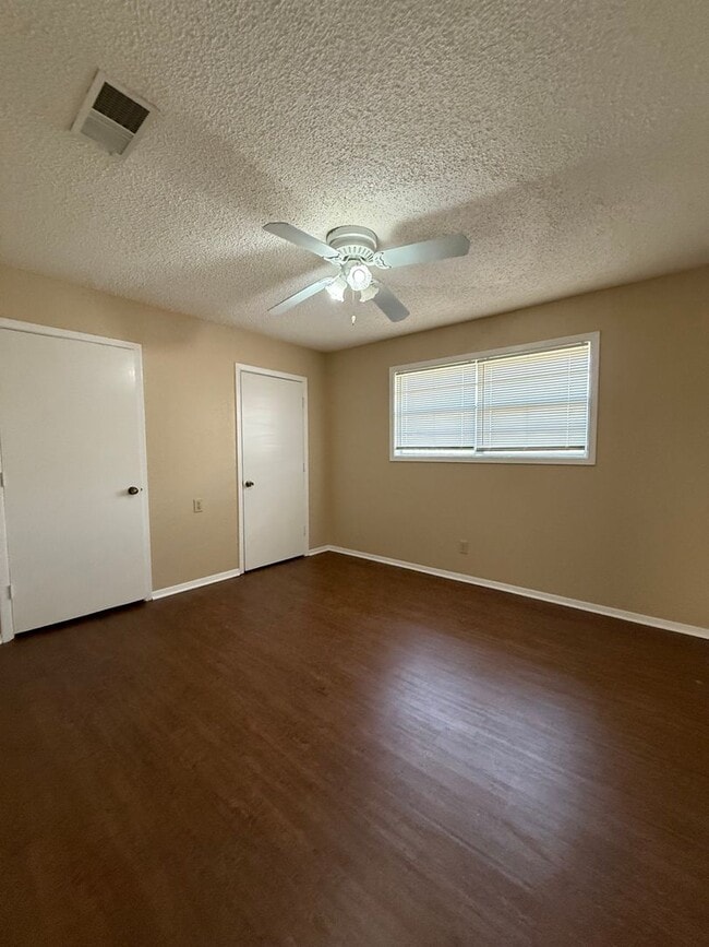 Photo - Spacious 5 BEDROOM - Fresh Paint - Country Living & Great for Commuters