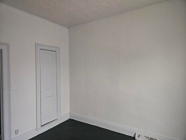 Photo - 209 Broadway St