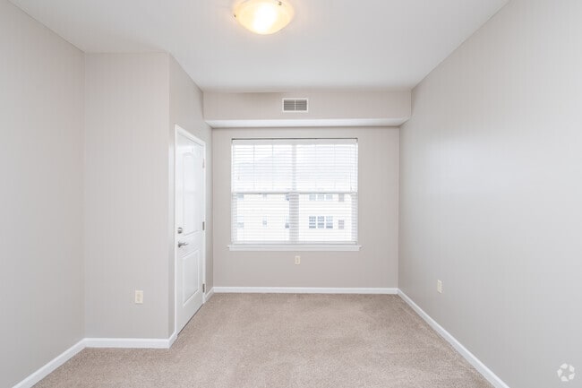 2 habitaciones, 2 baños - 1076 pies cuadrados - Dormitorio principal - Muir Lake