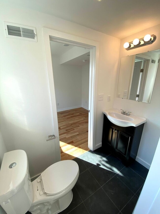 Building Photo - 1537 Cecil B. Moore Ave Unit 3