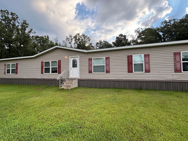 Building Photo - Spacious 4 Bedroom Manufactured Home