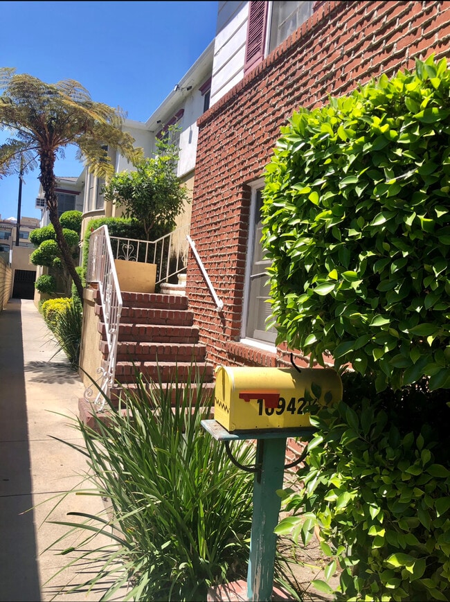 Building Photo - 10942 Moorpark St Unit 1