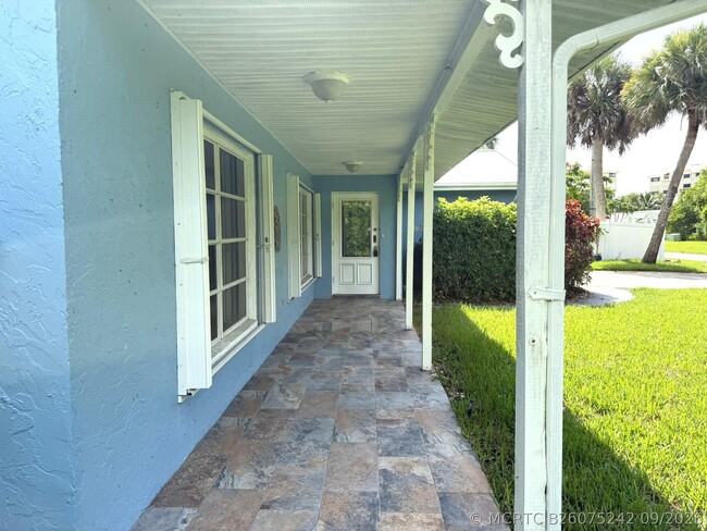 1916 Coconut Dr