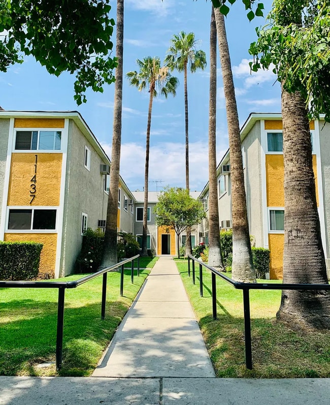 Building Photo - Remodeled 2BR in NoHo – Brand New Kitchen, 2 Parking Spaces, Walk to NoHo West Mall Unit 11437 Oxnard St #6