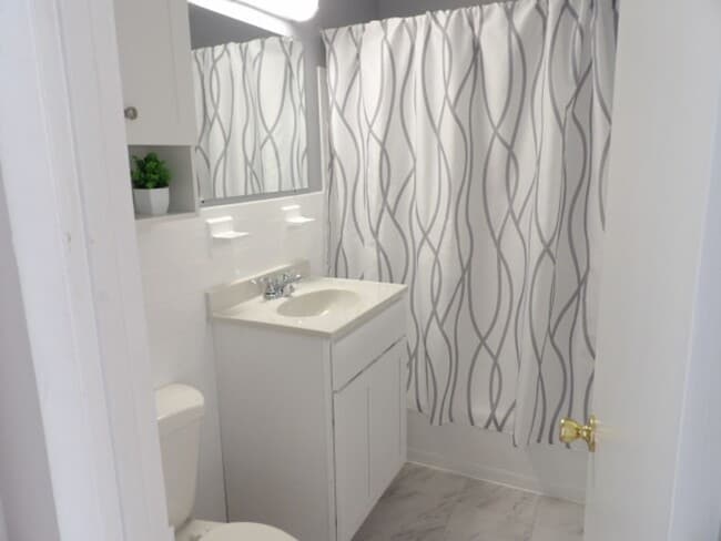 Building Photo - Rare, Bright, Beautiful renovated huge corner 1 Bedroom with balcony and All-Inclusive Pricing . Unit 300