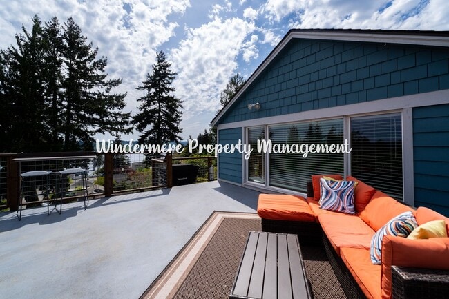 Building Photo - Amazing views, single story, convenient location!