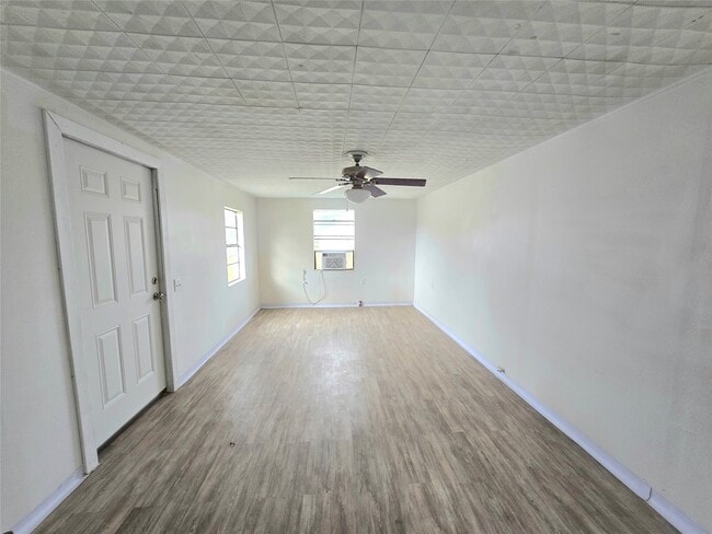 Photo - 801 Collins St