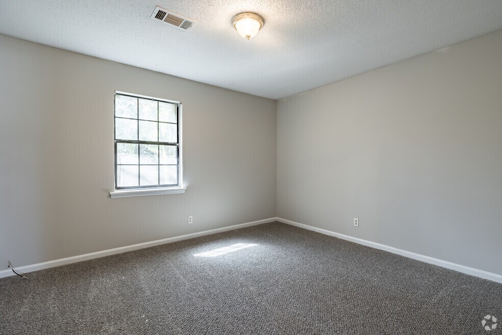 2BR, 1.5BA - 910SF