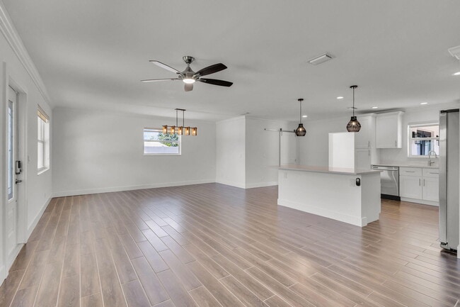 Photo - 204 W Whitney Dr