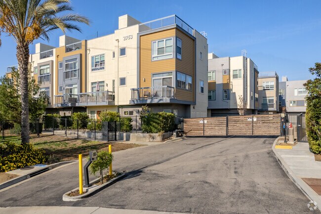 Entrada - Latitudes at Silver Lake