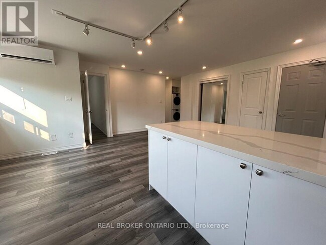 Photo - 2209 Gerrard St E