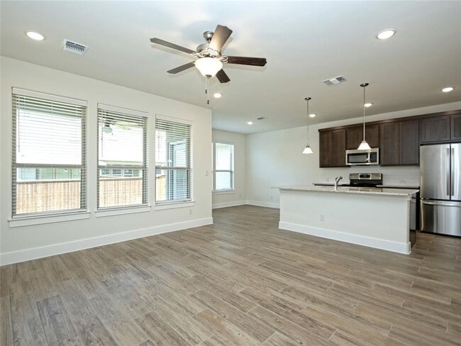 Photo - 415 Parkline Dr