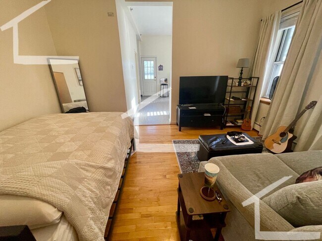 Photo - 9/1 Spacious Cleveland Circle area Studio w/balcony!