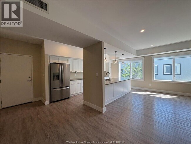 Photo - 550 Sandison St
