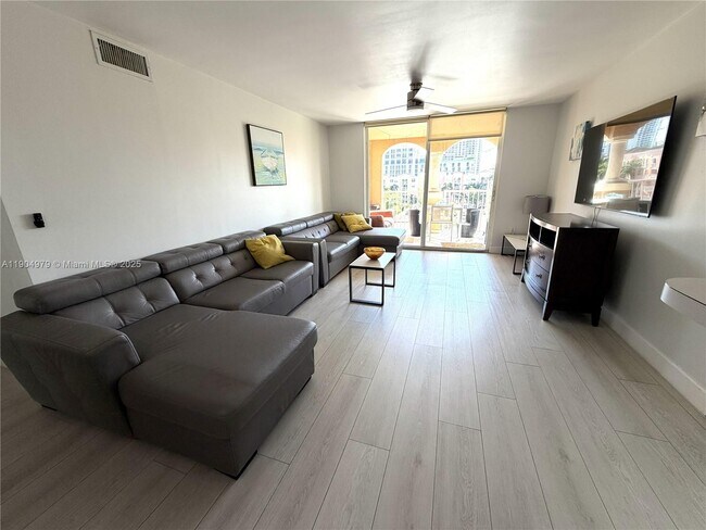 Photo - 19701 E Country Club Dr Unidad 5601