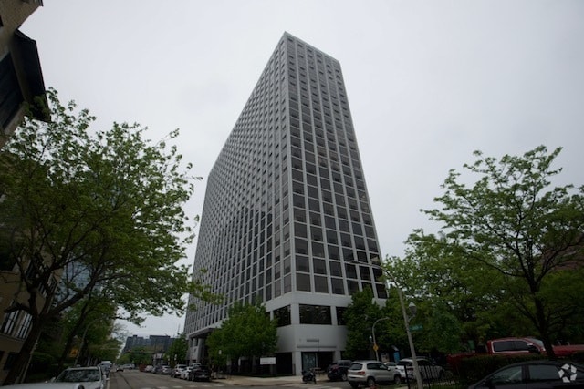 Building Photo - 4343 N Clarendon Ave Unit 2108 Rental