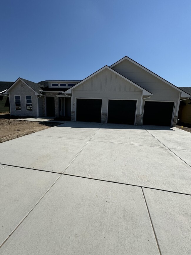 Building Photo - 792 Trails End Ct