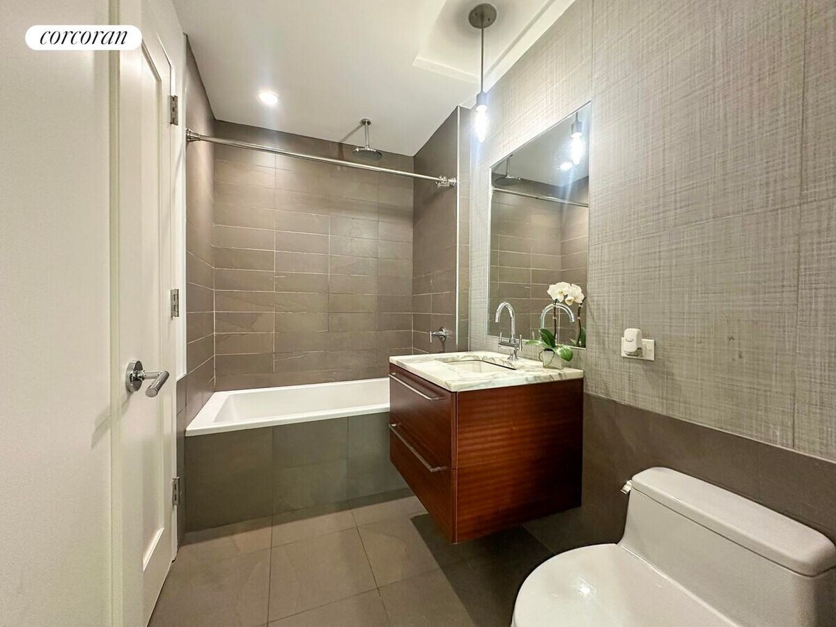 Photo - 24-15 Queens Plaza N