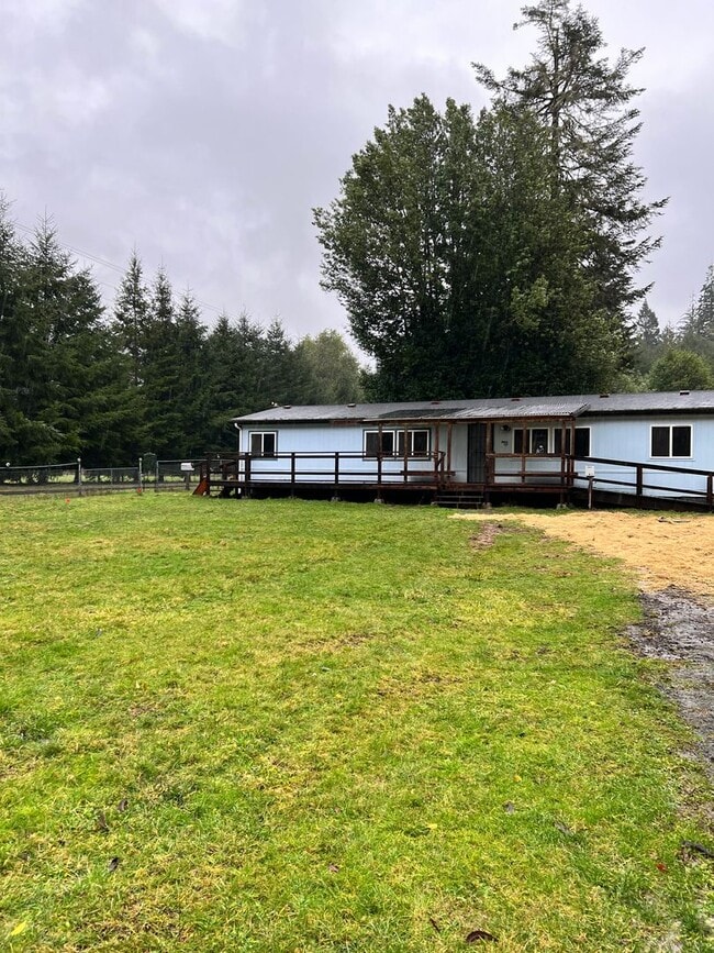 Building Photo - Country Living in Dora
