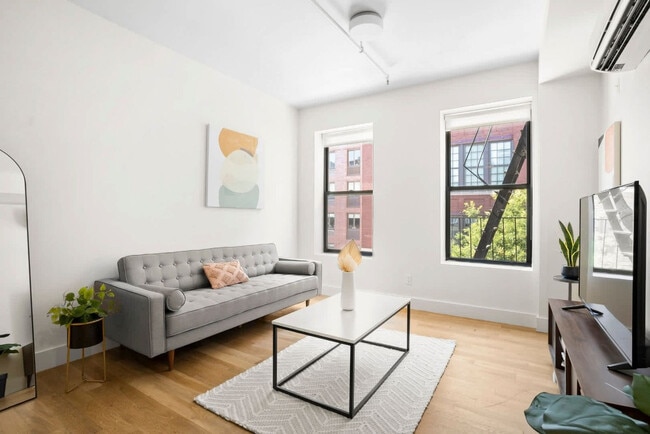 Building Photo - 517 W 45th St Rental