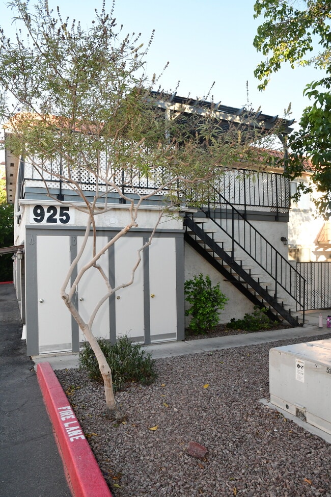Building Photo - 925 Willow Tree Dr Unit D