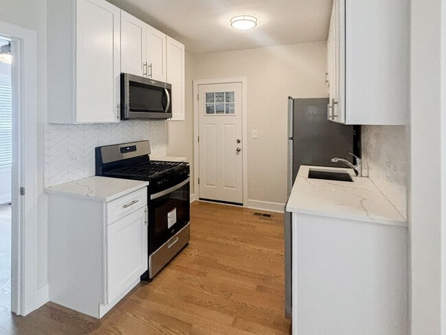 Building Photo - 1952 W Wilson Ave Unit 1-Y