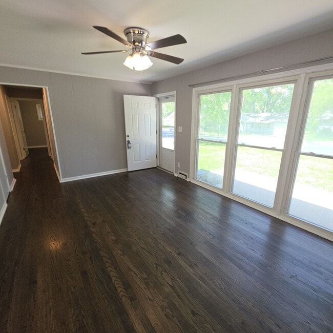 Photo - Spacious 4 bedrooms and 1 bath home located on Manchester Ave in Kansas City, MO
