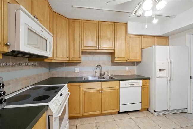 Building Photo - 3850 Oaks Clubhouse Dr Unit 307