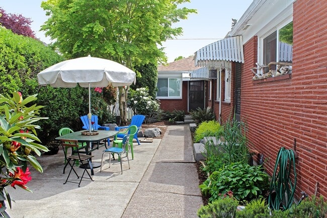 Building Photo - 1902-1910-1910 N Kilpatrick St Unit 1904