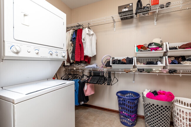 1BR, 1BA - 668 SF - Brook - Closet & Laundry