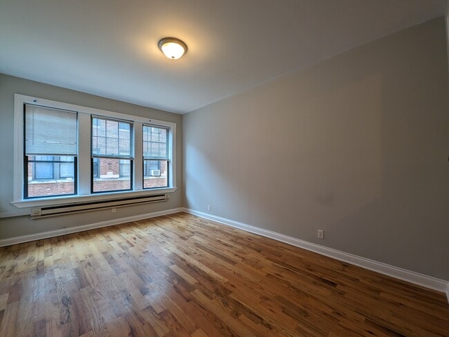Building Photo - 4409 N Wolcott Ave
