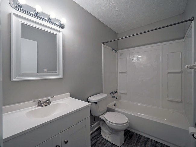 Tocadores bien iluminados - Dogwood Apartments