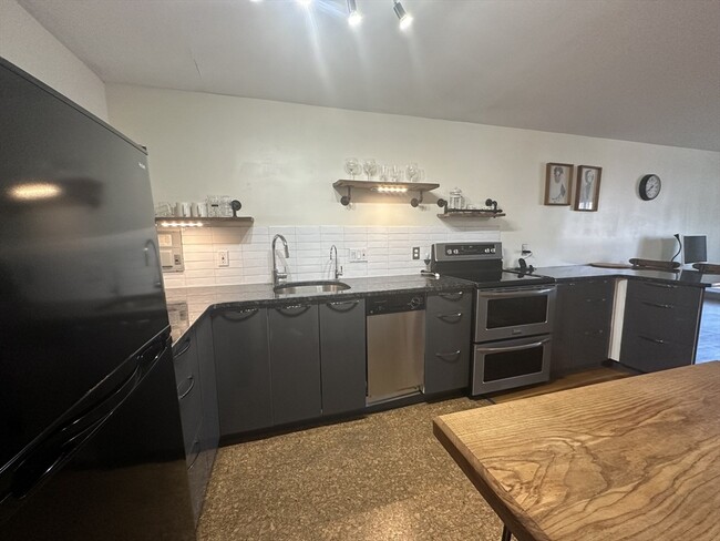 Building Photo - 121 Tremont St Unit 114