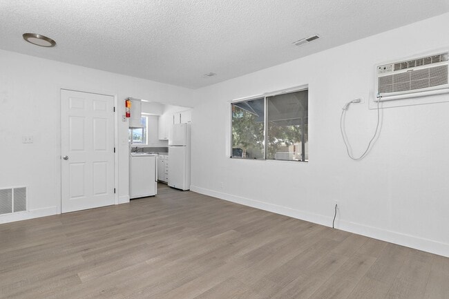 Building Photo - 1 bedroom 1 bathroom upstairs 4 plex Unit Davis-135 Davis - 2