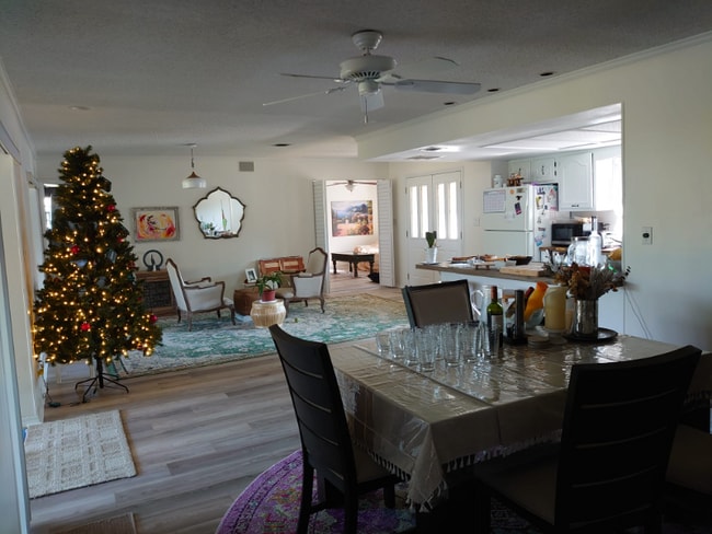 Photo - 425 Vandergrift Dr