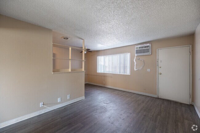 1 BR, 1 BA - 580 SF - Living Room