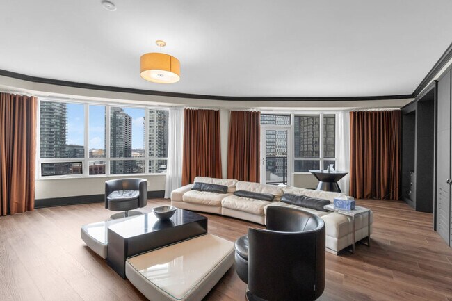 Photo - 20 Blue Jays Way Unit SI ID1403777P