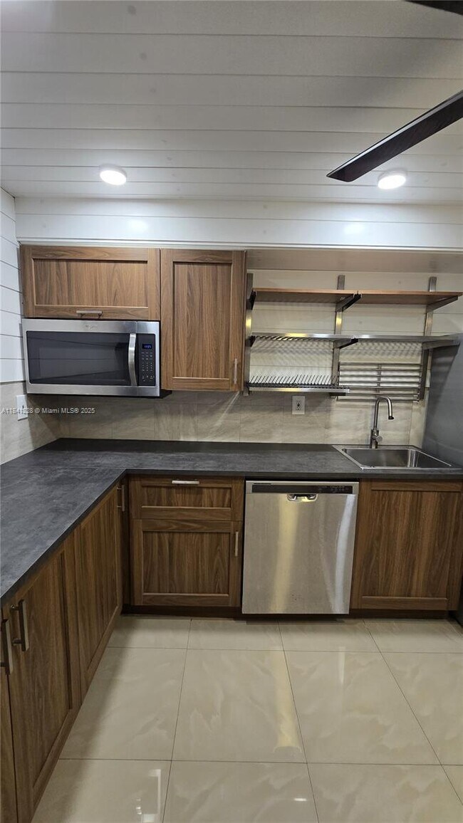 Building Photo - 1000 Parkview Dr Unit 218 Rental