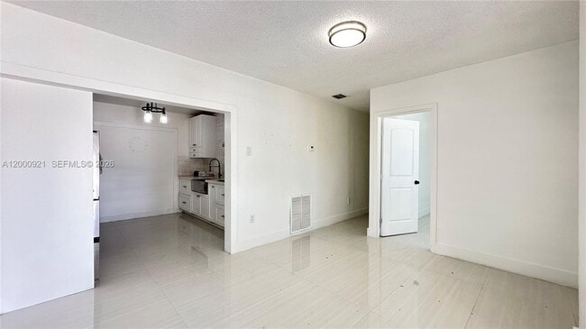 Photo - 5545 E 6th Ave Unidad Front