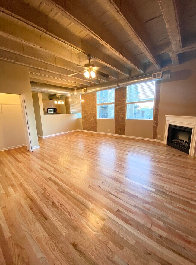 Living Room 2 - 4545 S Drexel Blvd Unidad 3D