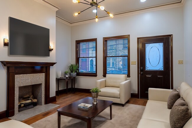 Living Room - 2333 Sidney St Casa Adosada
