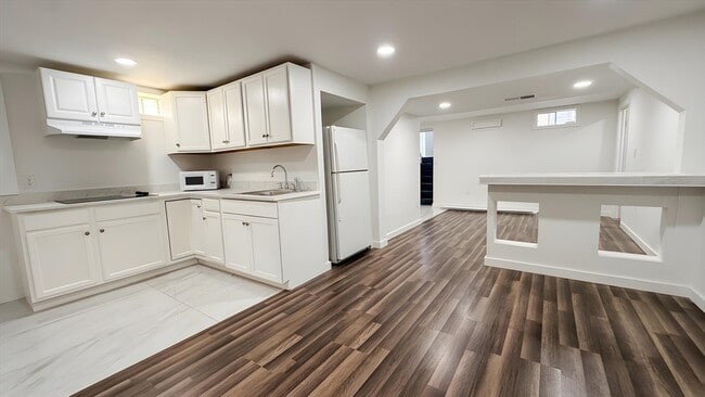 Building Photo - 338 Whiting Ave Unit B