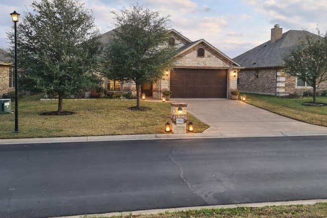 Building Photo - Exceptional 3 Bed / 2 Bath Home — Move-In Ready | Midway ISD