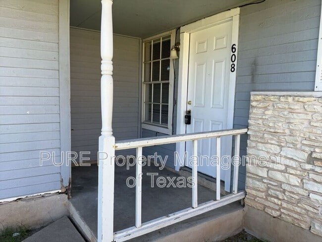 Photo - 608 Greenlawn Blvd