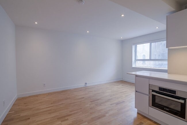 Photo - 25 Av des Pins O Unit 329