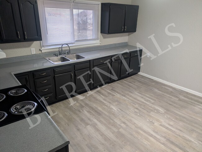 Photo - 6632 N Mill St