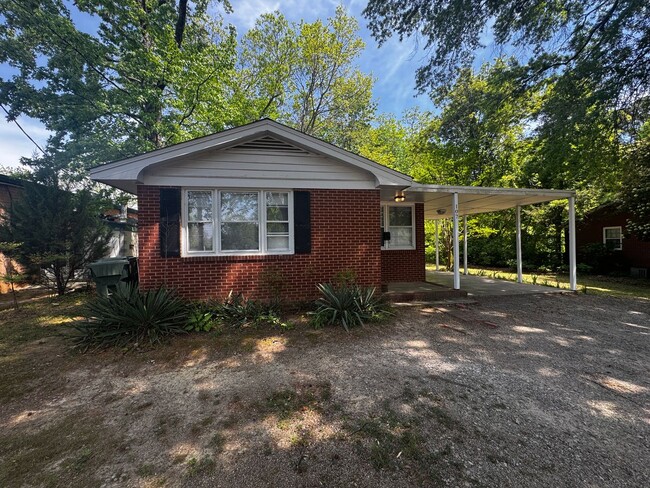 Building Photo - 2BR/1BA House in Downtown Cary with Carport & Washer/Dryer Hookups!
