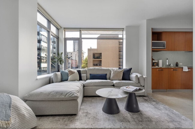 Building Photo - 1028 Barclay St